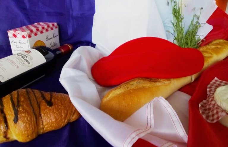 Baguette, Wein und Croissant